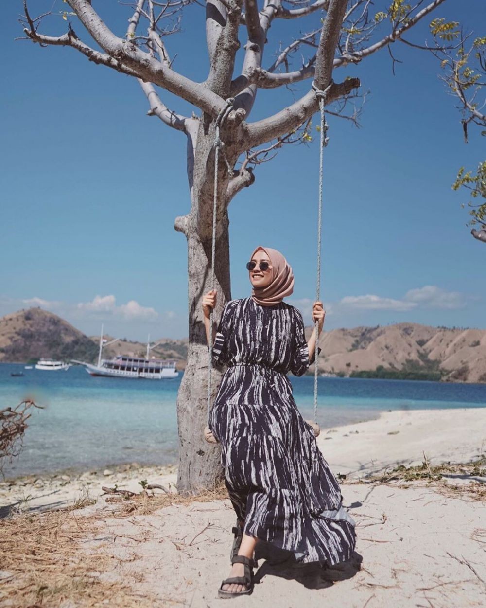 9 Ide Gaya Hijab  untuk ke  Pantai  Anggun dan Modis 