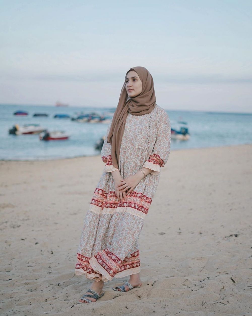 9 Ide Gaya OOTD Hijab Pantai, Anggun dan Modis!