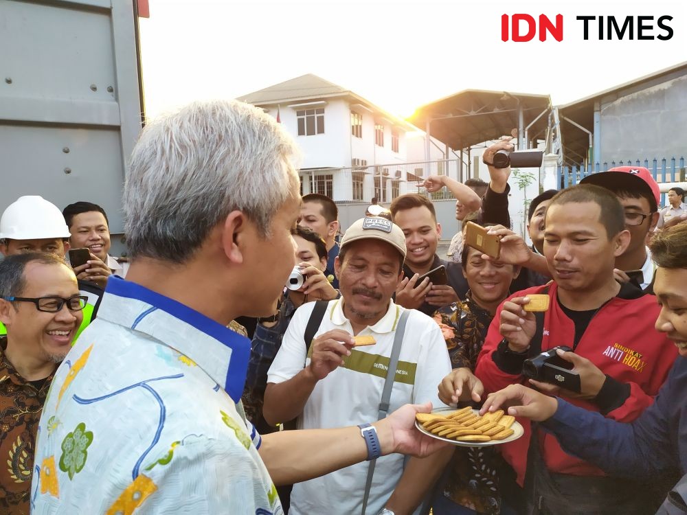 [FOTO] Wah, Ganjar Pranowo Bagi-bagi Biskuit ke Wartawan!