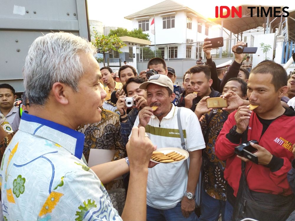 [FOTO] Wah, Ganjar Pranowo Bagi-bagi Biskuit ke Wartawan!
