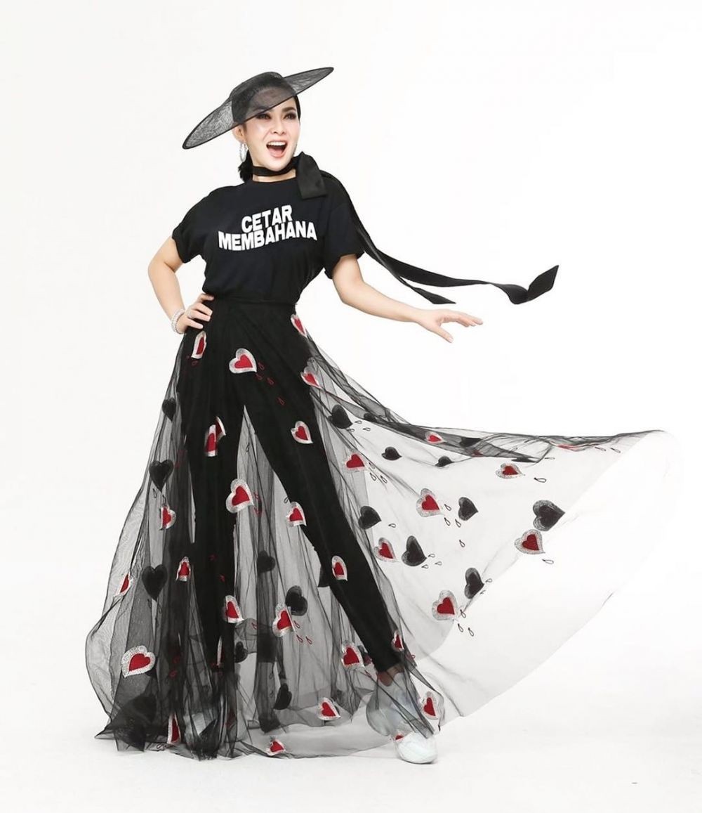 10 Gaya Topi Cetar ala Syahrini, Membahana!