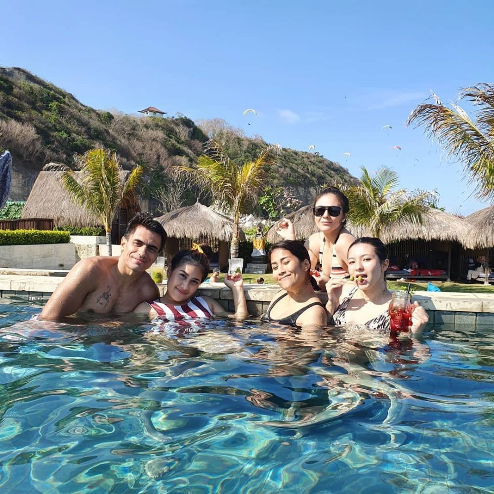 Family Goals! 10 Momen Kompak Keluarga Wulan Guritno Liburan di Bali