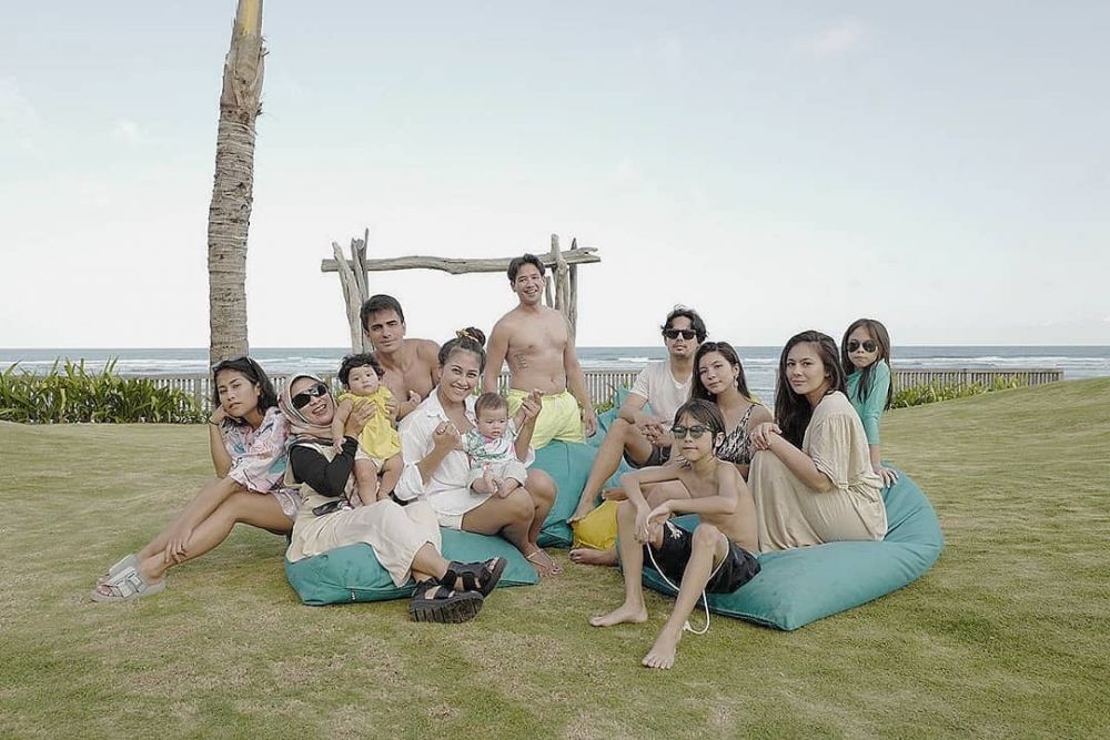 Family Goals! 10 Momen Kompak Keluarga Wulan Guritno Liburan di Bali