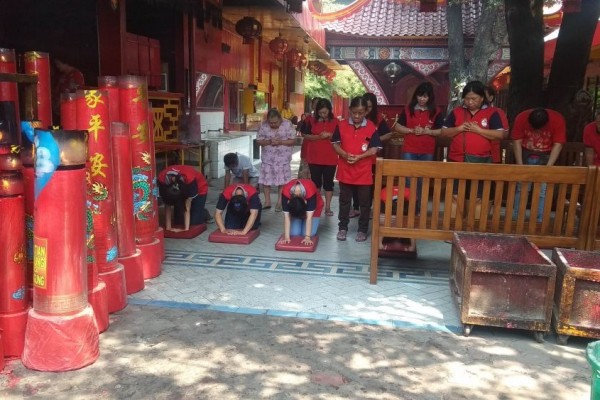 Umat Kelenteng Kwan Sing Bio Tuban Doakan Perdamaian untuk Papua