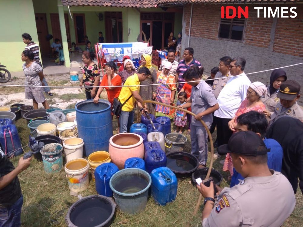 Kemarau Panjang, Ibu-ibu di Tangerang Berebut Air Bersih