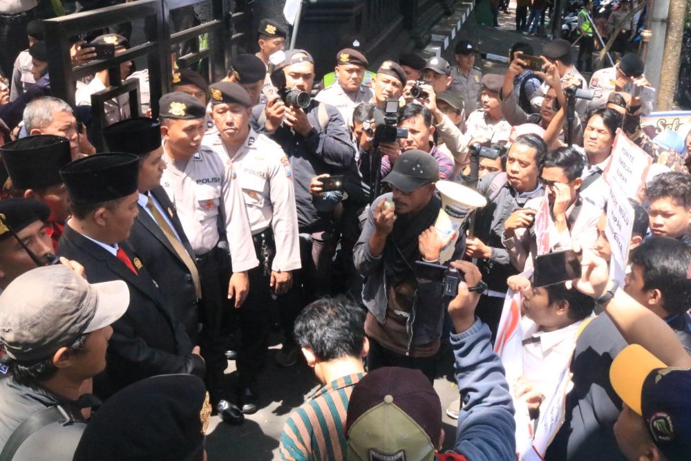 Pelantikan Anggota DPRD Kota Malang Diwarnai Aksi Unjuk Rasa 