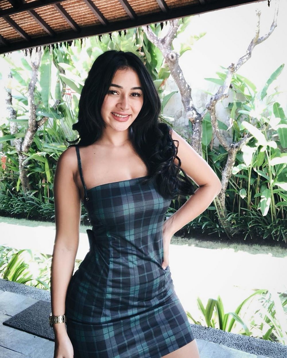 10 Potret Body Goals Ala Mutia Ayu Pedangdut Istri Glenn Fredly