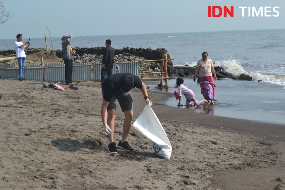 Bersihkan Sampah di Pantai Tangerang, Ini Pesan Pemeran Film Gundala