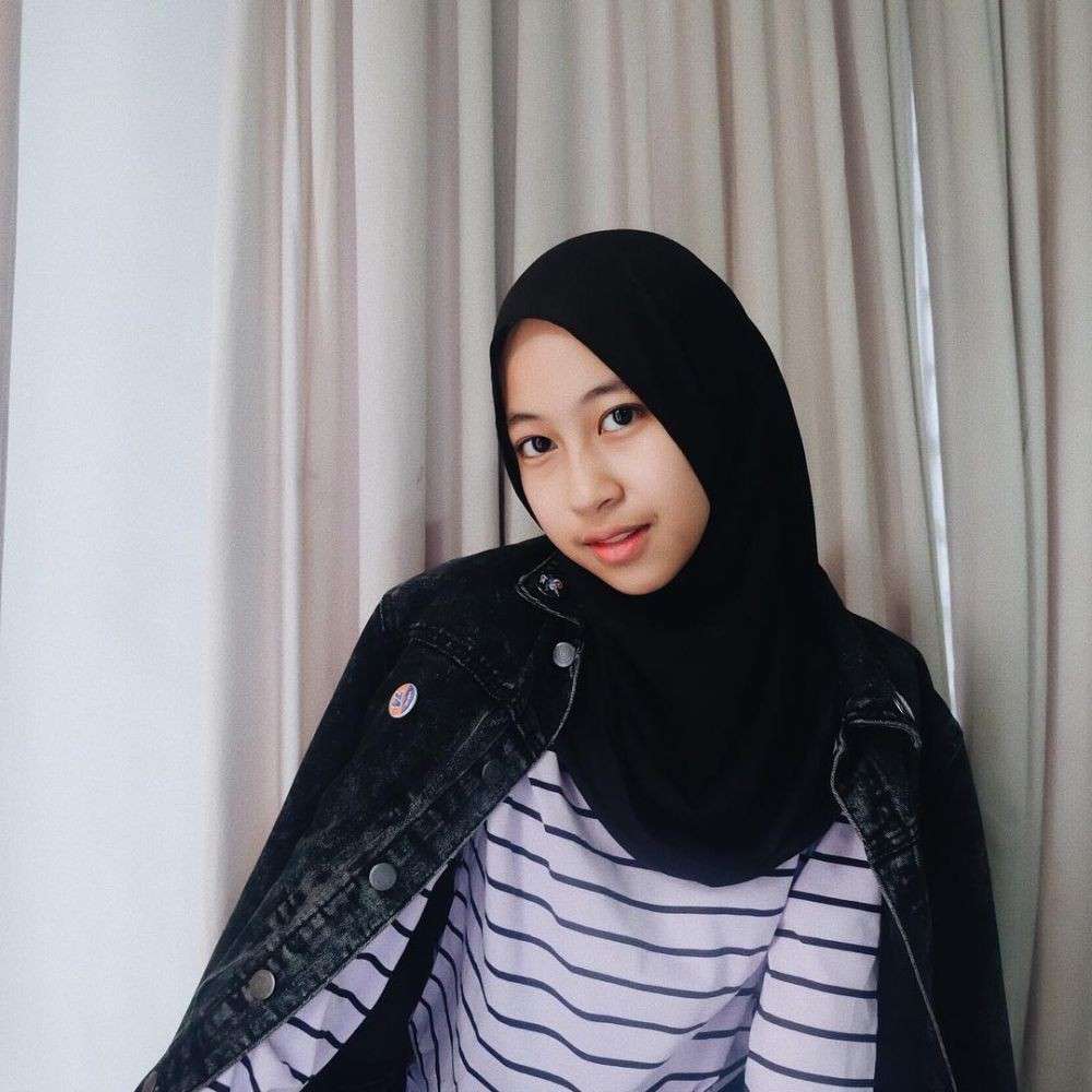 10 Potret Adiba Khanza Dalam Balutan Jilbab Warna Hitam, Memesona Abis