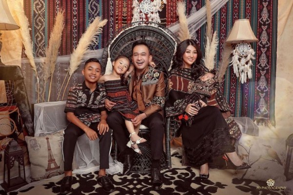 10 Pemotretan Ruben Onsu Bersama Istri & Ketiga Anaknya, Family Goals!