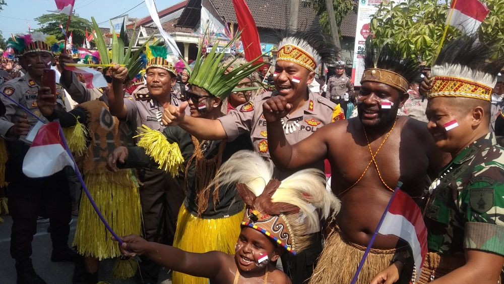 Karnaval Budaya, Polisi dan TNI di Lamongan Berdandan Ala Orang Papua 