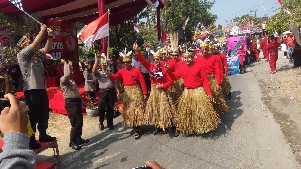 Karnaval Budaya, Polisi dan TNI di Lamongan Berdandan Ala Orang Papua 