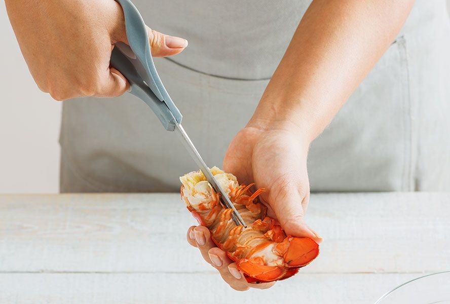 3 Cara Jitu Hilangkan Bau Amis di Masakan Lobster, Cobain Yuk!