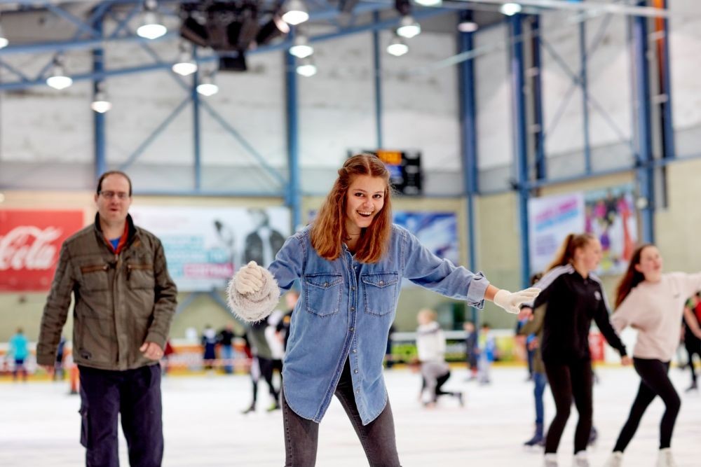 Sambut Akhir Tahun, Pentacity Mal Buka Arena Ice Skating 