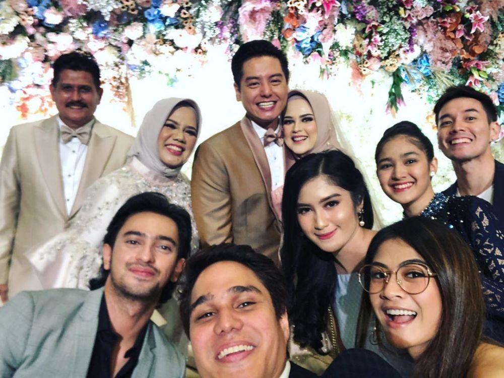 20 Tamu Artis yang Hadiri Resepsi Roger & Cut Meyriska, Super Meriah