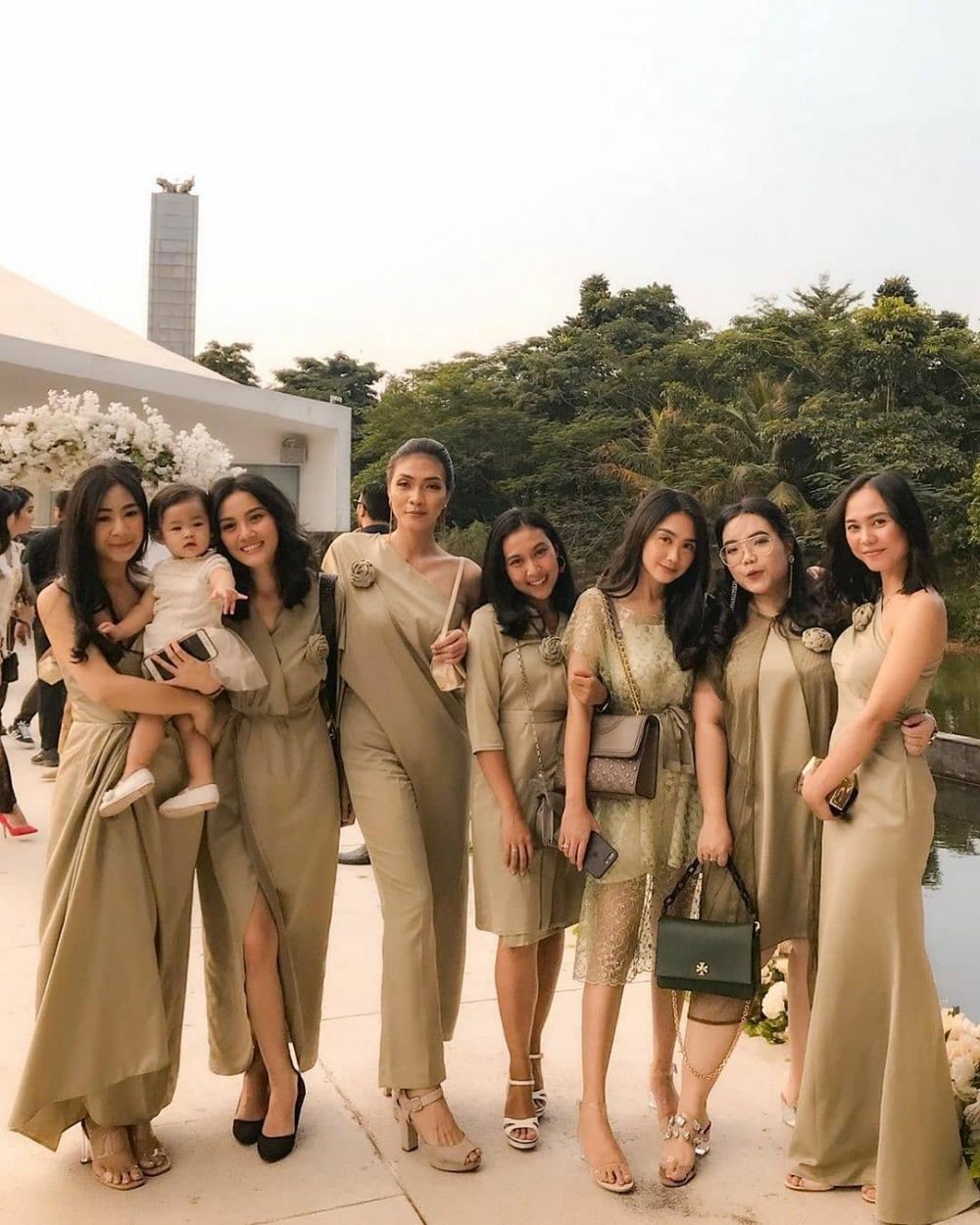 10 Inspirasi Model  Gaun Bridesmaid  Berbahan Satin  Anggun 