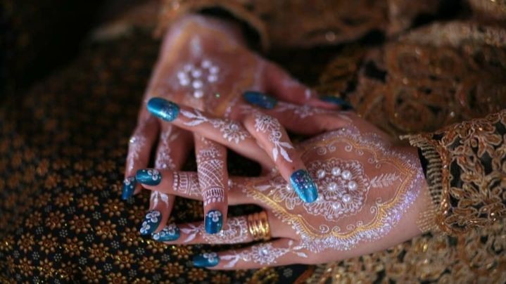 Kisah Desi, Mahasiswi yang Bisnis Henna Bermodal Tutorial YouTube