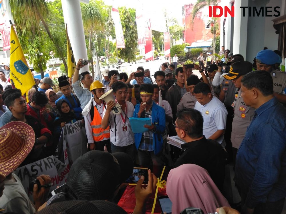 Hari Pertama Kerja, Kantor DPRD Balikpapan Diwarnai Demo Mahasiswa 
