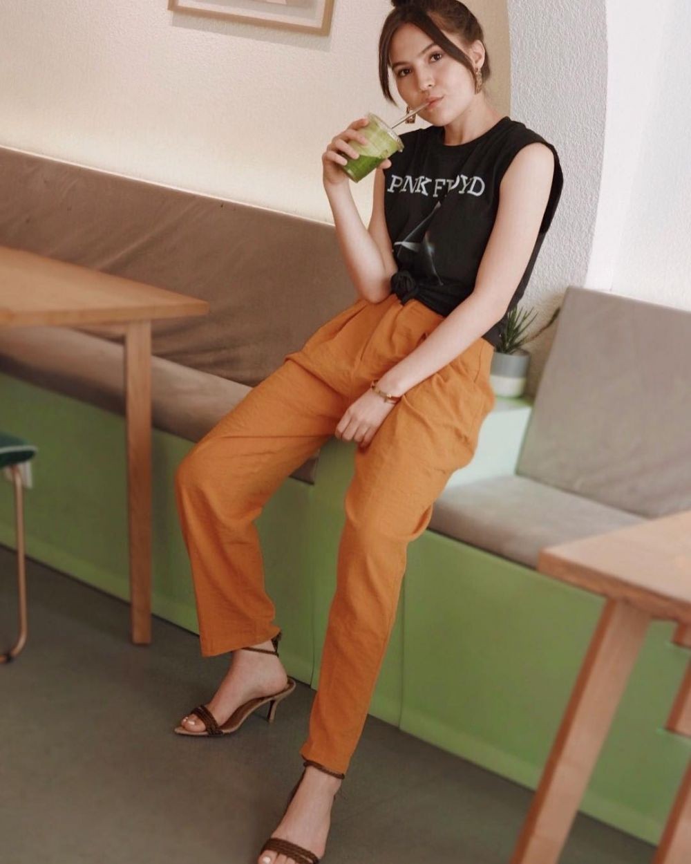 Khusus Mama Millennial! Ini Referensi 9 OOTD ala Olivia Jensen