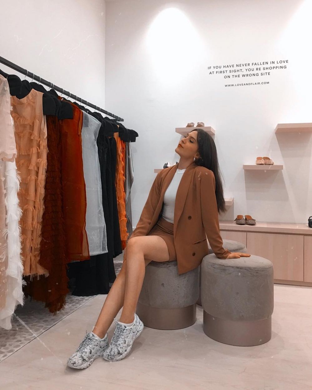 Khusus Mama Millennial! Ini Referensi 9 OOTD ala Olivia Jensen