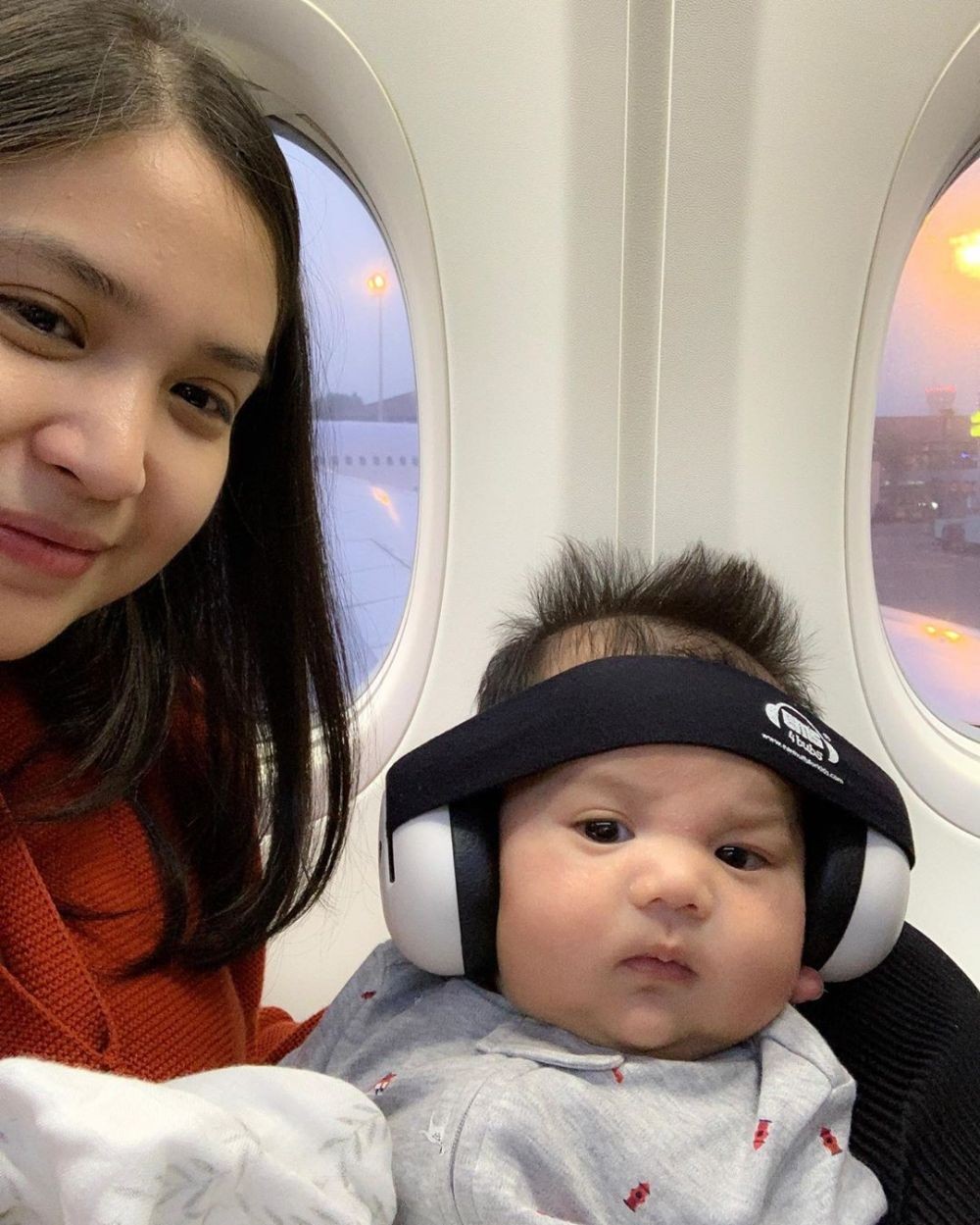 10 Potret Bahagia Putri Titian Bareng Dua Anaknya, Gemas!