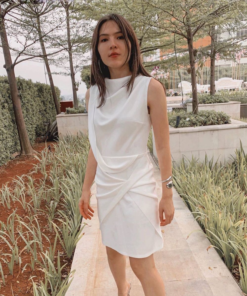 Khusus Mama Millennial! Ini Referensi 9 OOTD ala Olivia Jensen