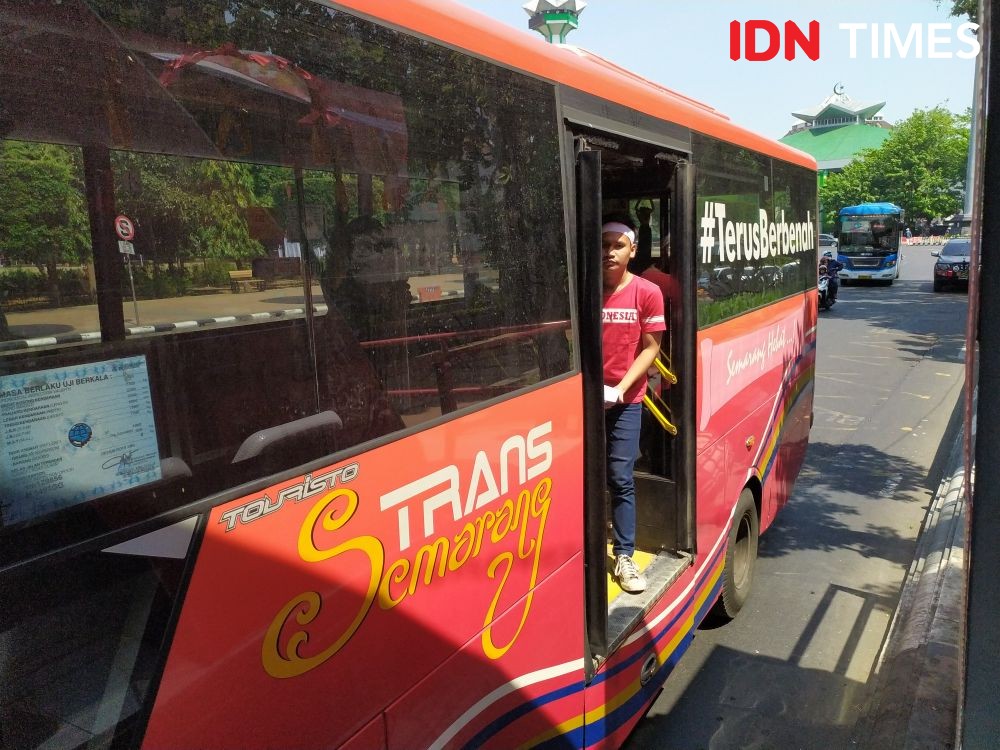 Gas Buang Bus BRT Trans Semarang Dikeluhkan. Ganjar: Itu Bus Apa?