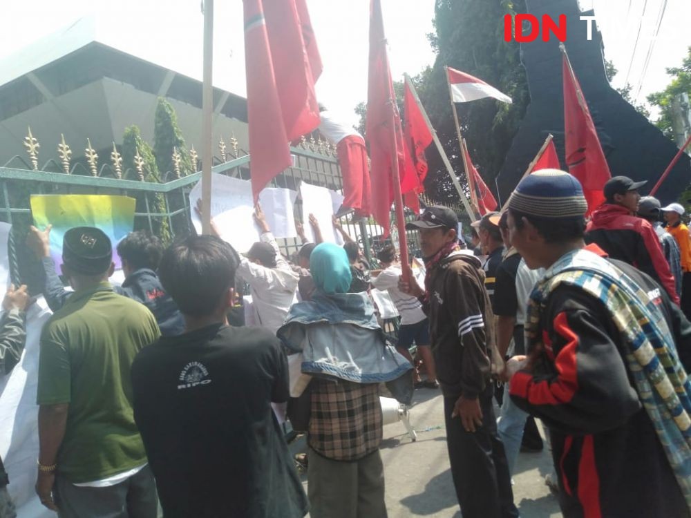 Warga Protes Lahan Pertanian Dicaplok Perusahaan Tambang 