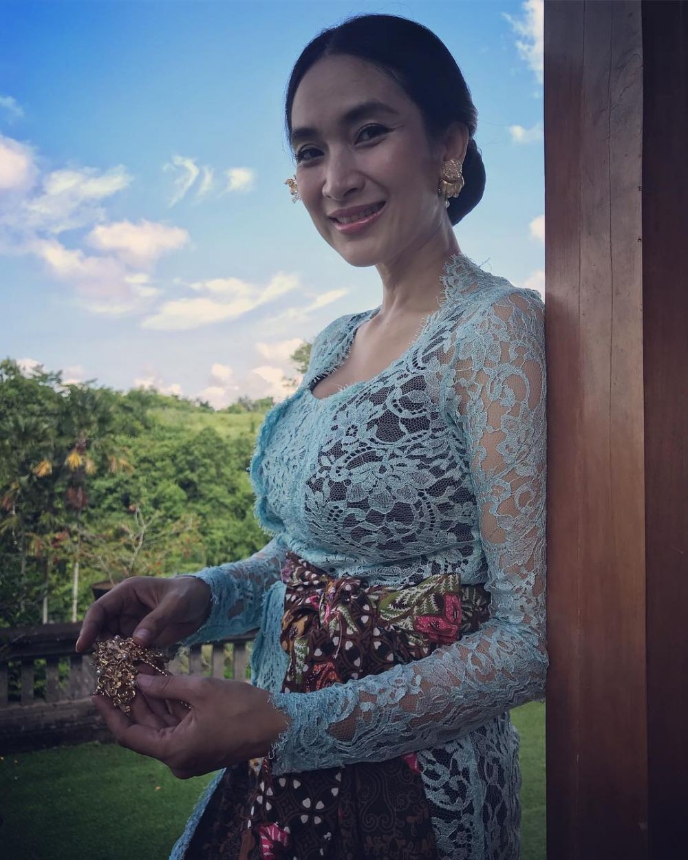 10 Gaya Kebaya Bali ala Happy Salma, Sederhana Tapi Elegan