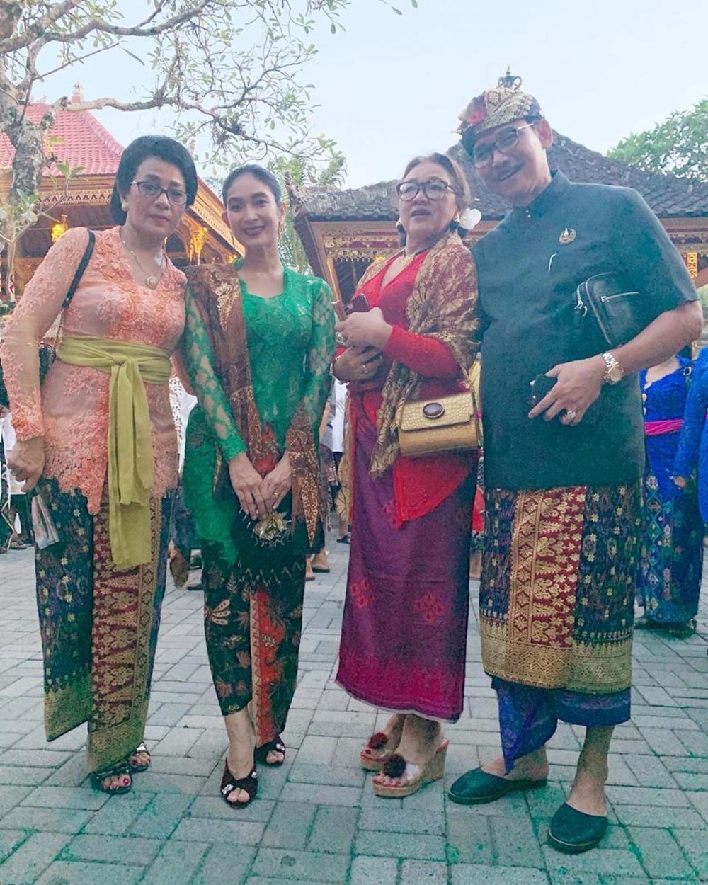 10 Gaya Kebaya Bali ala Happy Salma, Sederhana Tapi Elegan