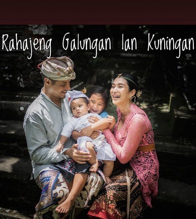 10 Gaya Kebaya Bali ala Happy Salma, Sederhana Tapi Elegan
