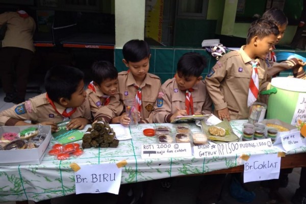 Latih Jiwa Kewirausahaan, Murid SDN Jetisharjo Gelar Bazar Makanan