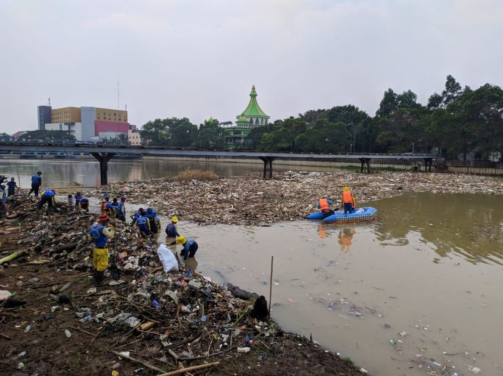 Gunung Sampah Di Kali Cisadane Disinyalir Dari Longsoran Tpa Tangsel