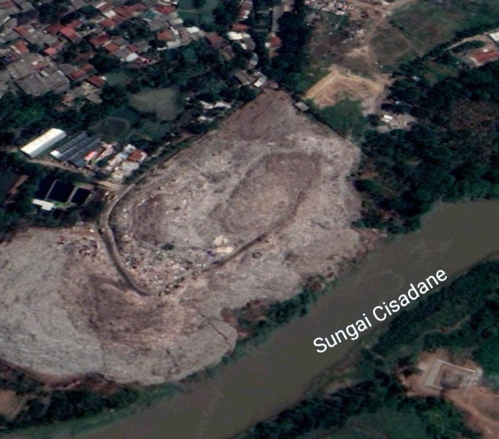 DLH Tangsel Keruk 20 Meter Longsoran Sampah dari Sungai Cisadane 