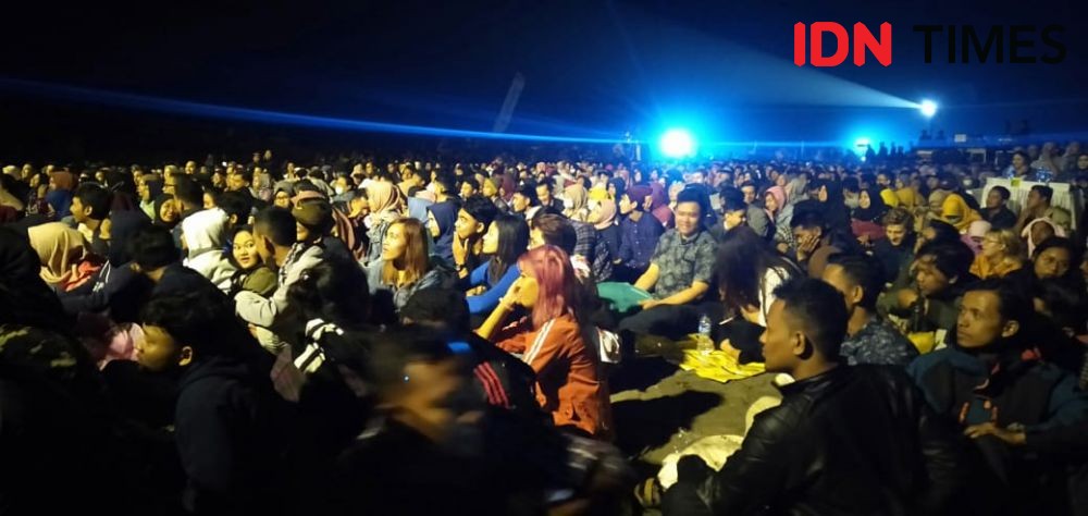 Ribuan Lampion Semarakkan Langit Pantai Depok Dalam Lanterue Festival
