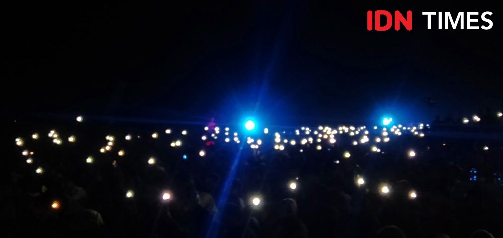 Ribuan Lampion Semarakkan Langit Pantai Depok Dalam Lanterue Festival