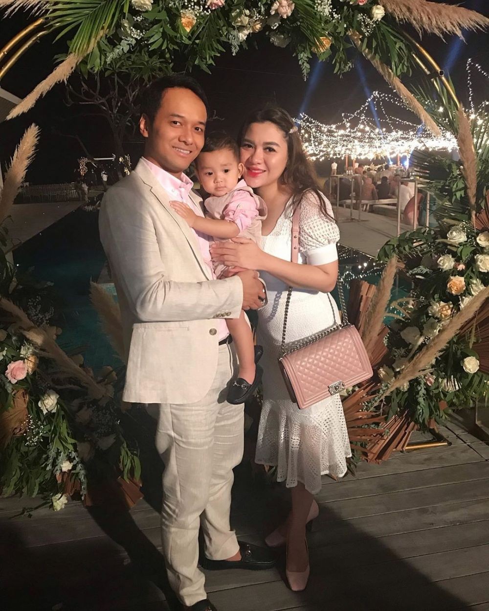 Hamil Anak Kedua, Potret Vicky Shu yang Tetap Memesona