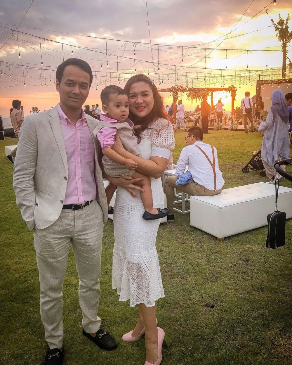 Hamil Anak Kedua, Potret Vicky Shu yang Tetap Memesona