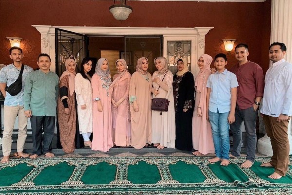 9 Momen Bahagia Syukuran Kehamilan Empat Bulan Adzana Bing Slamet