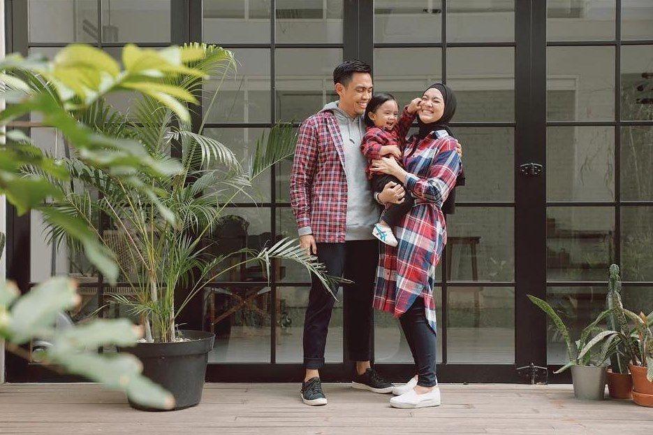 8 Ide OOTD Minimalis ala Keluarga Ayudia & Ditto, Gampang Ditiru!