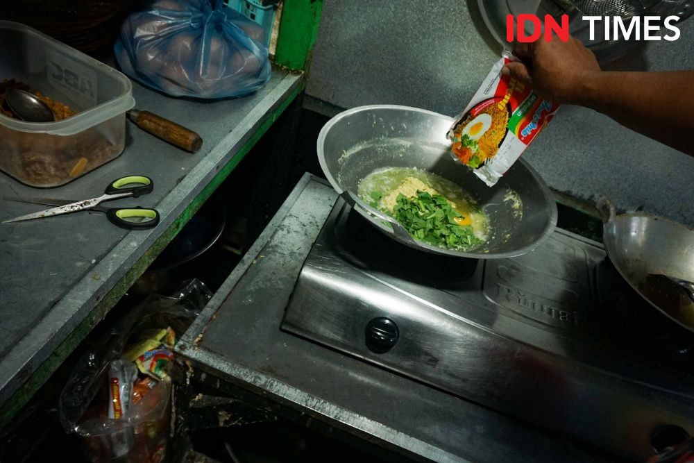 Cara Unik Warung di Semarang Pilah Sampah Plastik Bungkus Mie Instan