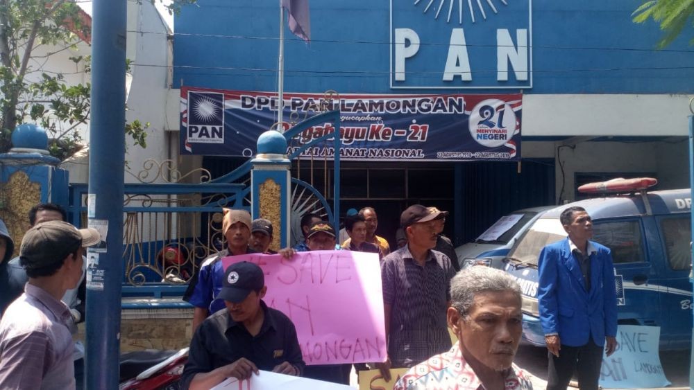 Kader Segel Kantor PAN Lamongan, Protes Penunjukan Wakil Ketua  