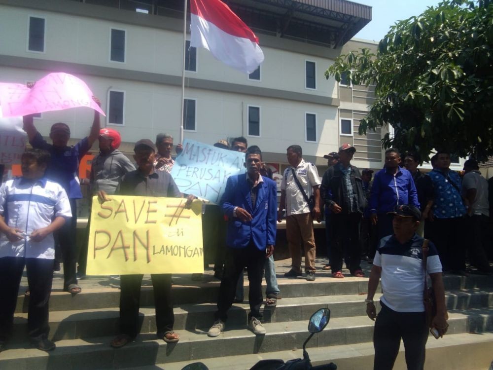 Kader Segel Kantor PAN Lamongan, Protes Penunjukan Wakil Ketua  