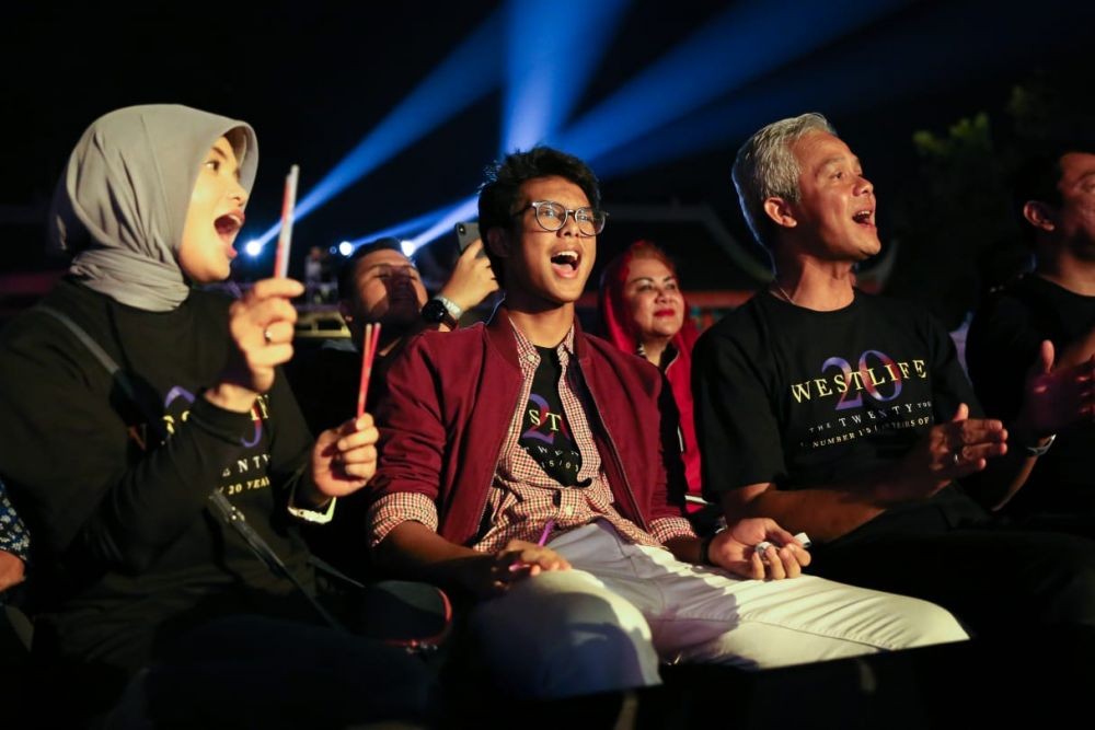 [FOTO] Begini Serunya Aksi Westlife di Kelenteng Sam Poo Kong Semarang