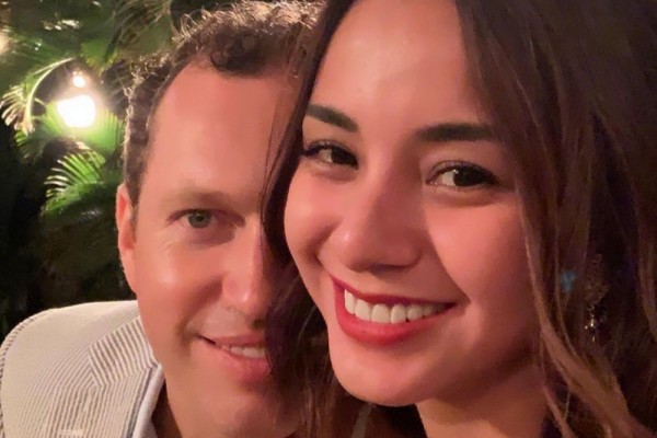 Pacaran Beda Benua, 10 Potret Mesra Kirana Larasati & Elliot Hawkins