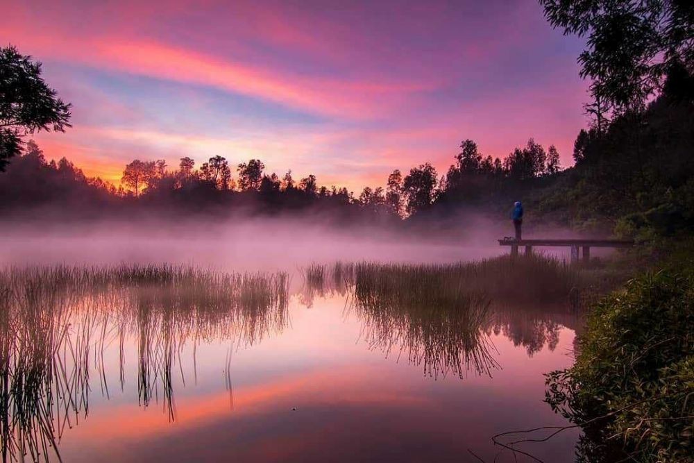 4 Danau Menawan di Sekitar Gunung Semeru yang Bikin Pengin Piknik