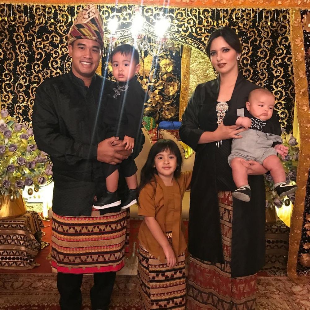 Elegan Banget, 10 Kebaya dan Kain Daerah ala Nia Ramadhani