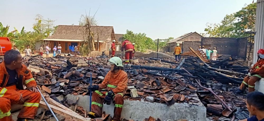 Hadiri Pelantikan Anaknya Jadi Kades, Rumah Zaenal Malah Terbakar