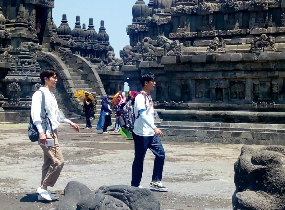 10 Potret Lee Seung Gi & Jasper Liu di Jogja, Makan hingga Naik Becak