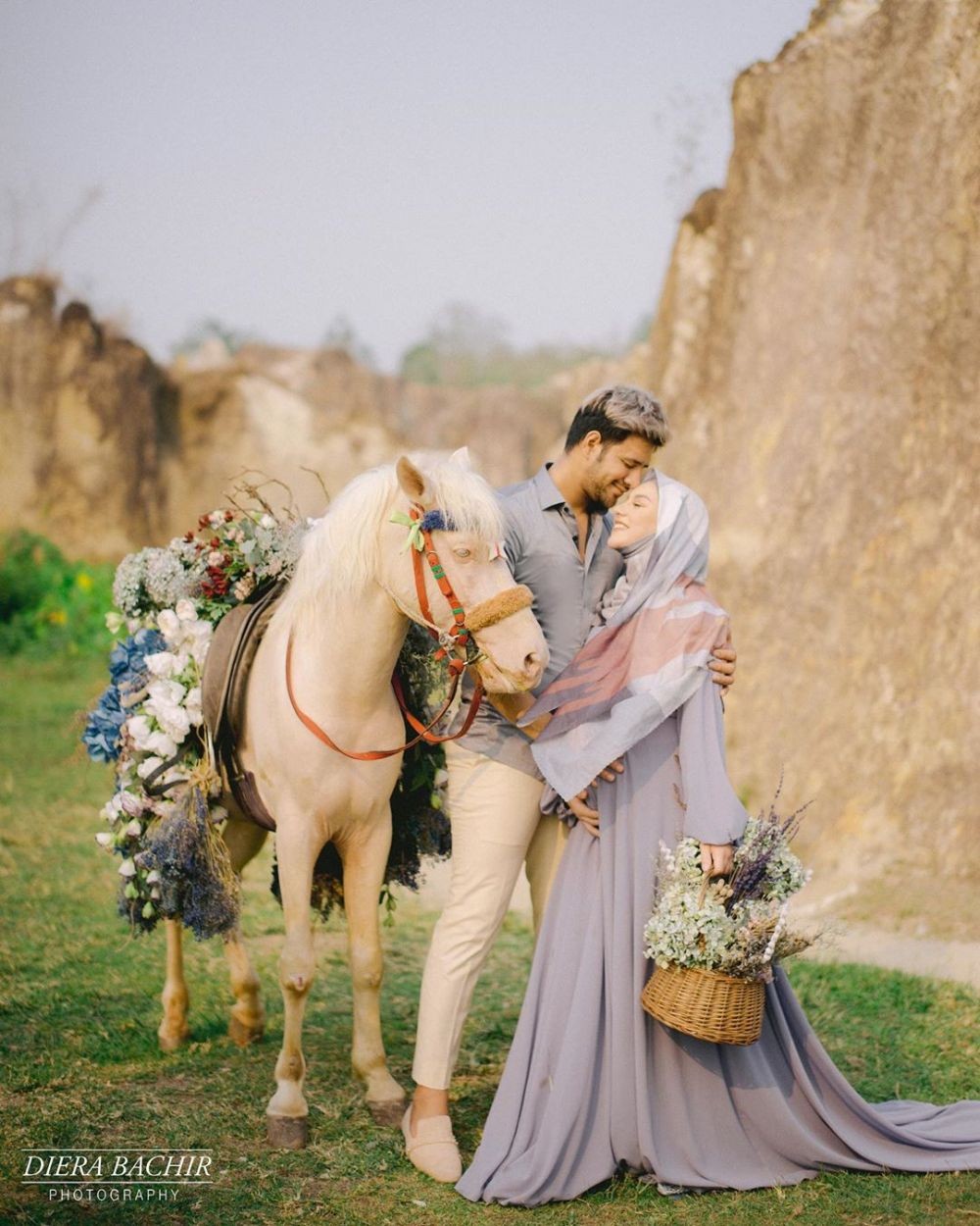 Bareng Kuda, 10 Pose Maternity Shoot Irish Bella dan Ammar Zoni